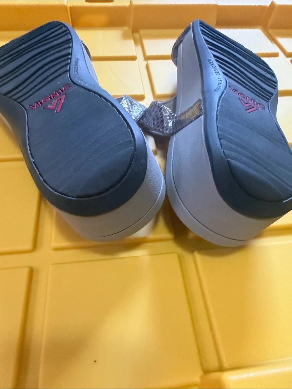 Vionic Metallic Silver Snake-Print Slide Adjustable Sandals women’s size 7